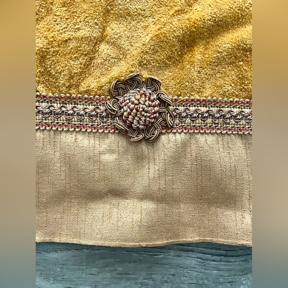 Avanti Vintage Bathroom Towel Set Golden Tan embroidered Bath Hand Wash Cloth - Picture 3 of 4